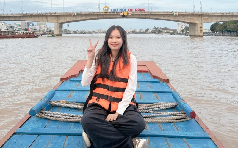 Tân Sinh Viên Đại Việt 2025 Tham Quan Chợ Nổi Cái Răng Đợt 3 và 4