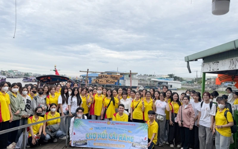 Tân Sinh Viên Đại Việt 2025 Tham Quan Chợ Nổi Cái Răng Đợt 3 và 4