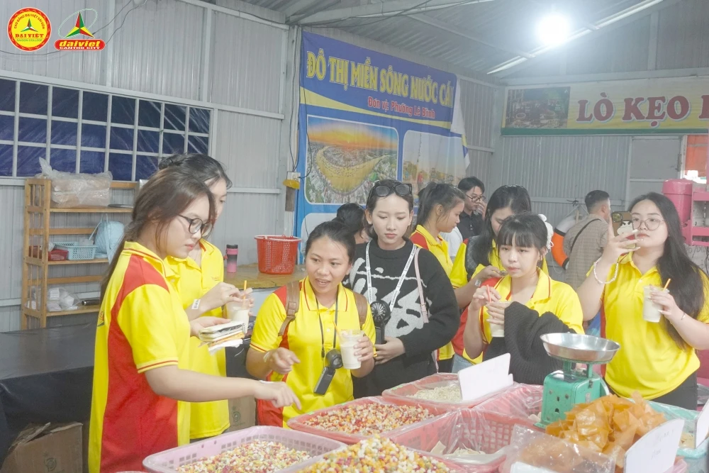 Tân Sinh Viên Đại Việt 2025 Tham Quan Chợ Nổi Cái Răng Đợt 5