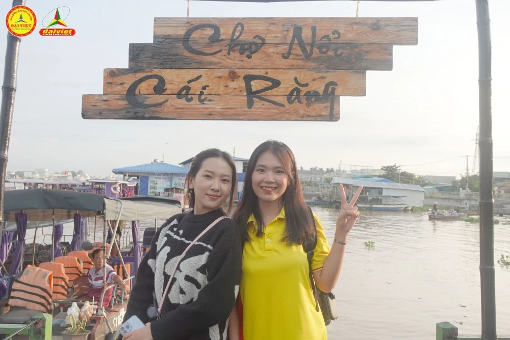 Tân Sinh Viên Đại Việt 2025 Tham Quan Chợ Nổi Cái Răng Đợt 5