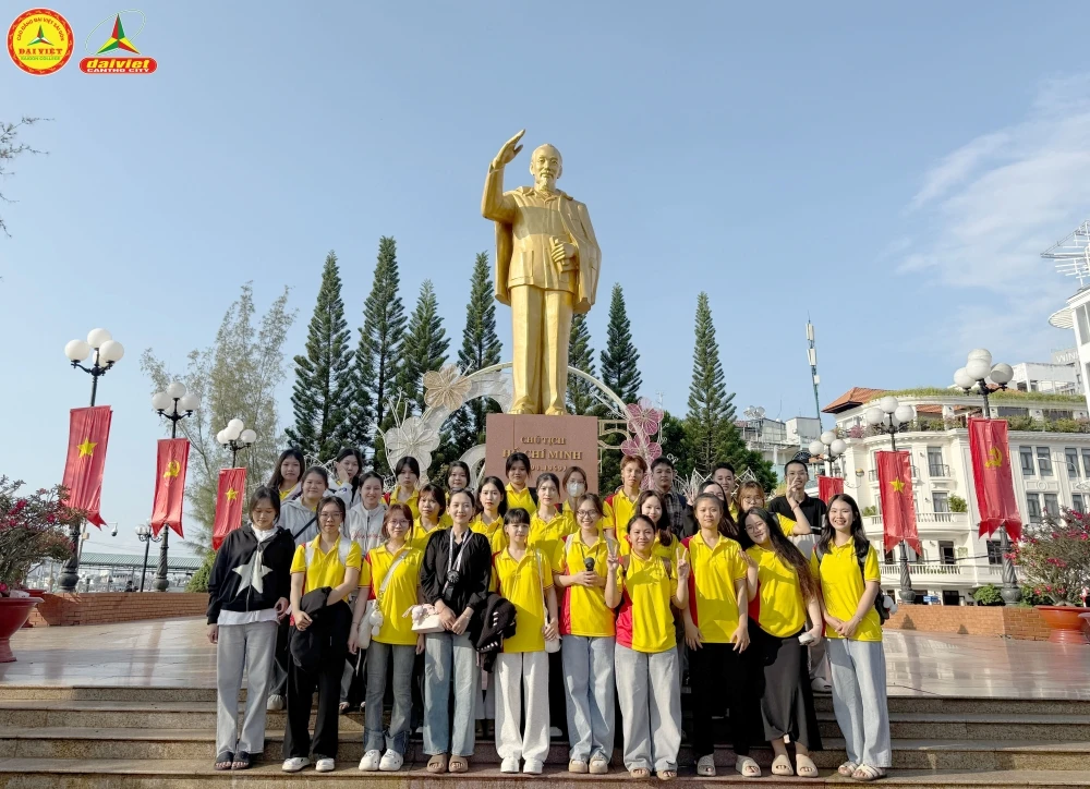 Tân Sinh Viên Đại Việt 2025 Tham Quan Chợ Nổi Cái Răng Đợt 5