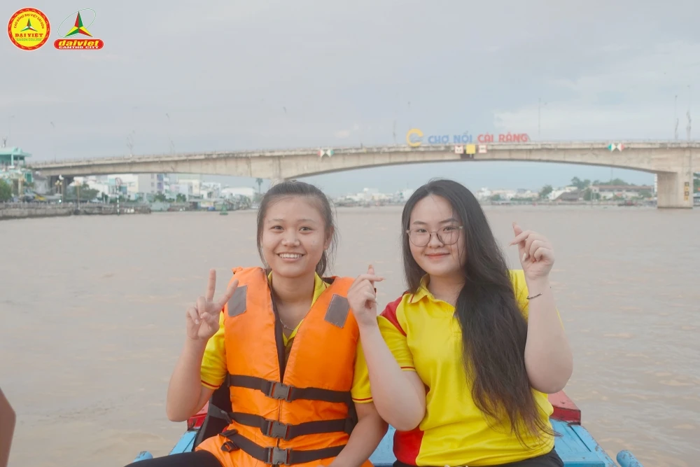 Tân Sinh Viên Đại Việt 2025 Tham Quan Chợ Nổi Cái Răng Đợt 5
