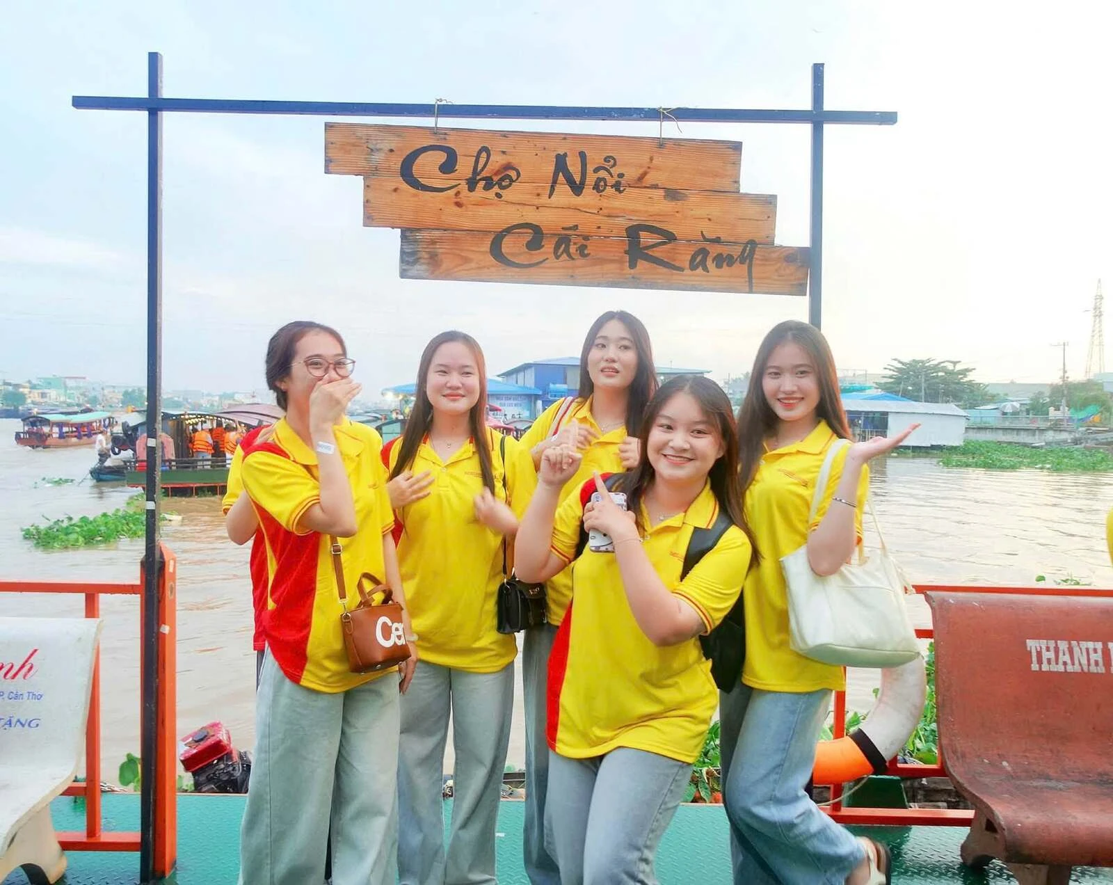 TÂN SINH VIÊN ĐẠI VIỆT CẦN THƠ “CHECK-IN” CHỢ NỔI CÁI RĂNG – HÀNH TRÌNH KHỞI ĐẦU ĐẦY HỨNG KHỞI!