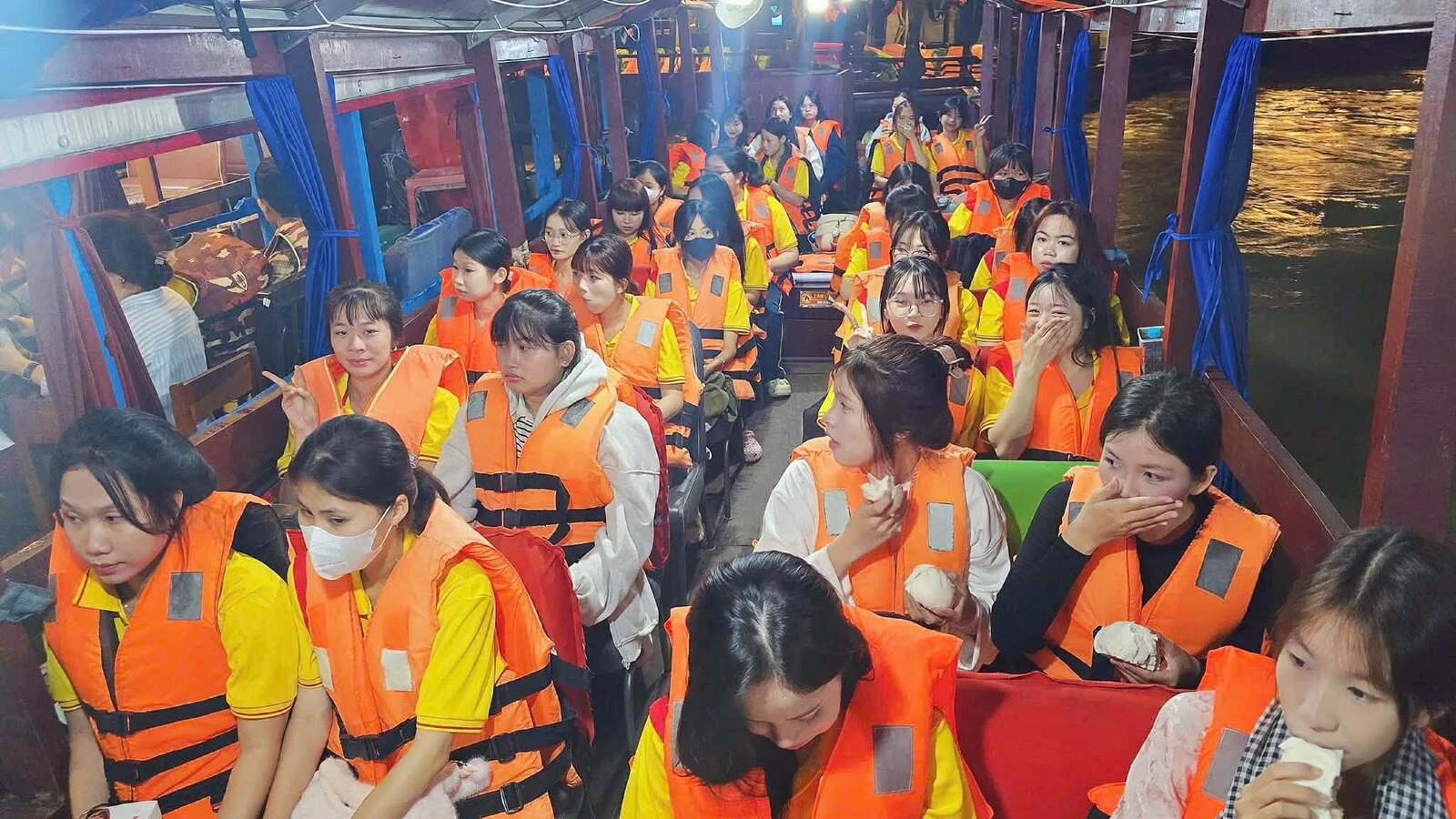 TÂN SINH VIÊN ĐẠI VIỆT CẦN THƠ “CHECK-IN” CHỢ NỔI CÁI RĂNG – HÀNH TRÌNH KHỞI ĐẦU ĐẦY HỨNG KHỞI!