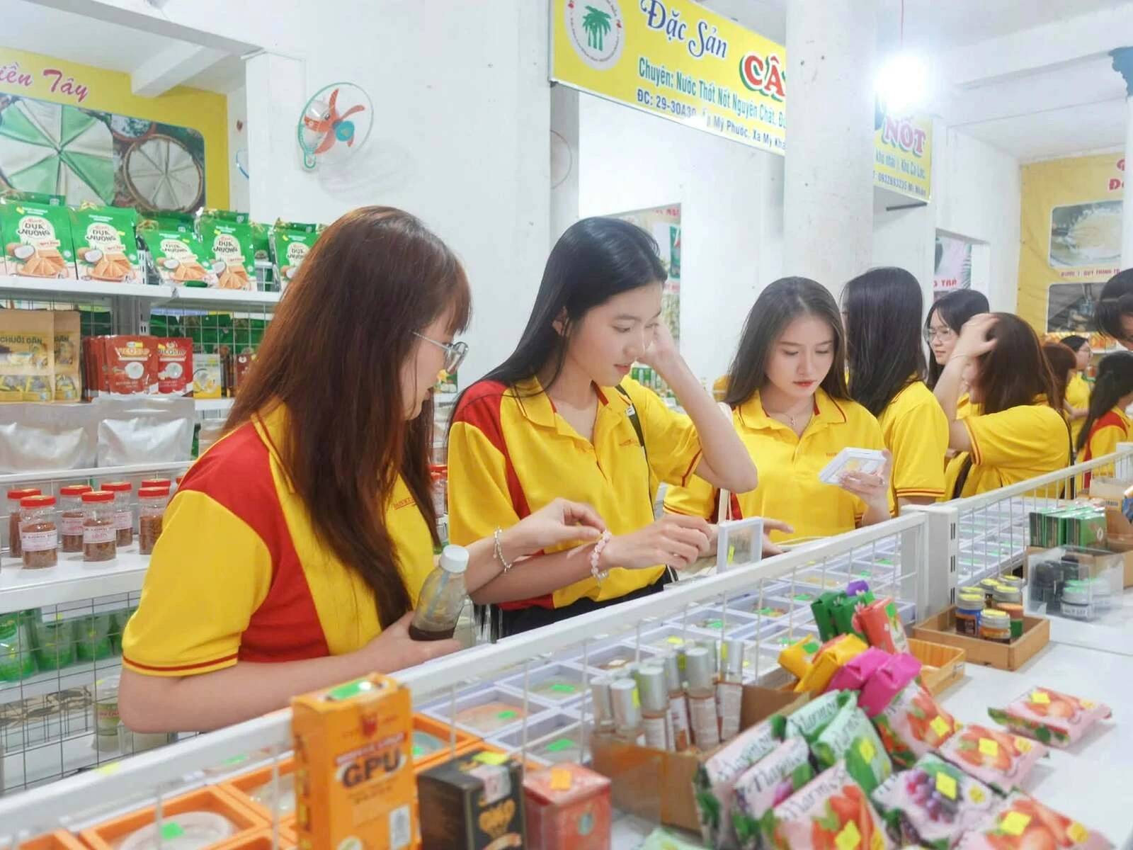 TÂN SINH VIÊN ĐẠI VIỆT CẦN THƠ “CHECK-IN” CHỢ NỔI CÁI RĂNG – HÀNH TRÌNH KHỞI ĐẦU ĐẦY HỨNG KHỞI!