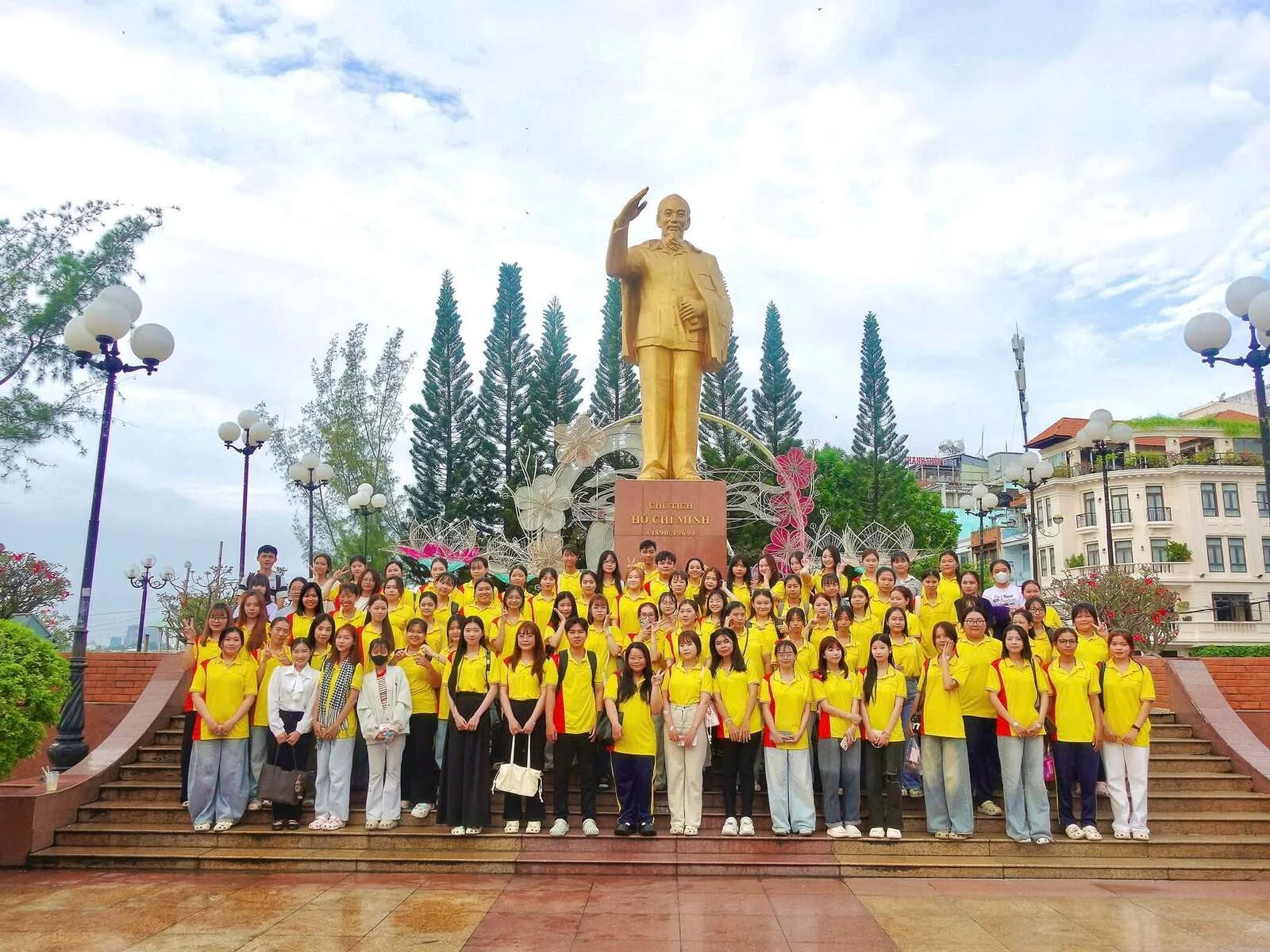 TÂN SINH VIÊN ĐẠI VIỆT CẦN THƠ “CHECK-IN” CHỢ NỔI CÁI RĂNG – HÀNH TRÌNH KHỞI ĐẦU ĐẦY HỨNG KHỞI!