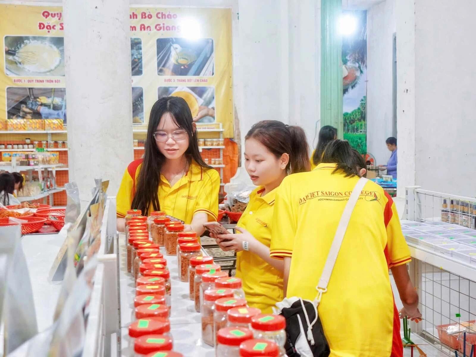 TÂN SINH VIÊN ĐẠI VIỆT CẦN THƠ “CHECK-IN” CHỢ NỔI CÁI RĂNG – HÀNH TRÌNH KHỞI ĐẦU ĐẦY HỨNG KHỞI!