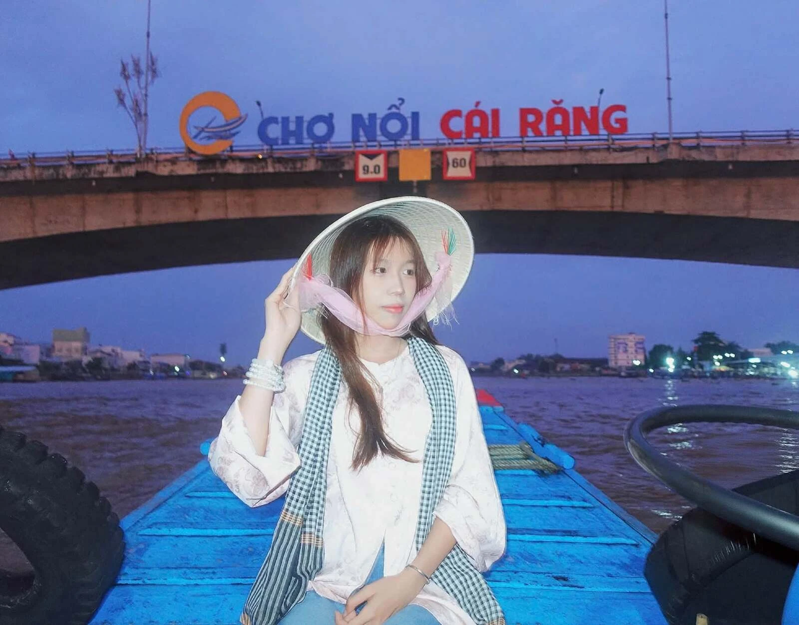 TÂN SINH VIÊN ĐẠI VIỆT CẦN THƠ “CHECK-IN” CHỢ NỔI CÁI RĂNG – HÀNH TRÌNH KHỞI ĐẦU ĐẦY HỨNG KHỞI!