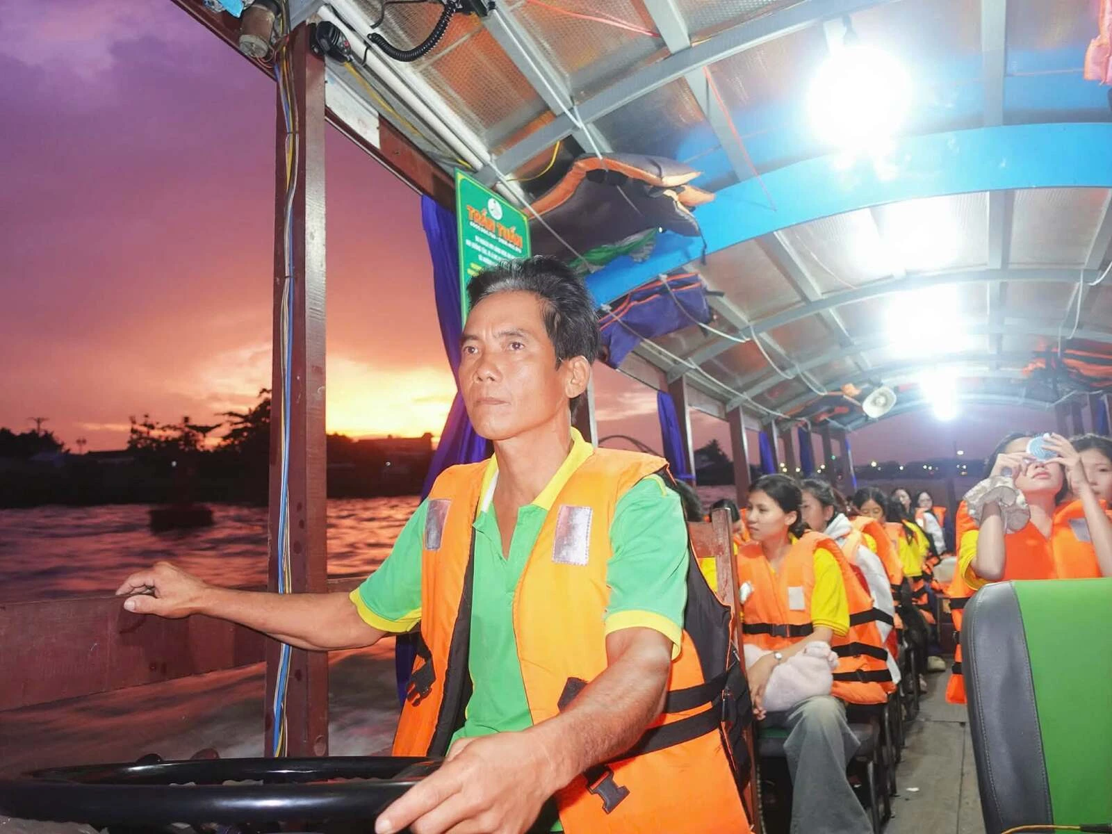 TÂN SINH VIÊN ĐẠI VIỆT CẦN THƠ “CHECK-IN” CHỢ NỔI CÁI RĂNG – HÀNH TRÌNH KHỞI ĐẦU ĐẦY HỨNG KHỞI!