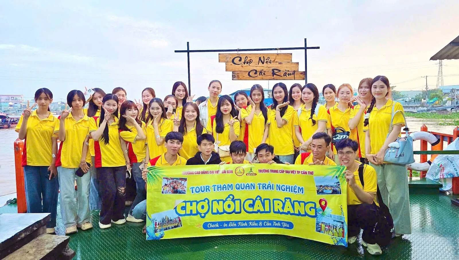 TÂN SINH VIÊN ĐẠI VIỆT CẦN THƠ “CHECK-IN” CHỢ NỔI CÁI RĂNG – HÀNH TRÌNH KHỞI ĐẦU ĐẦY HỨNG KHỞI!