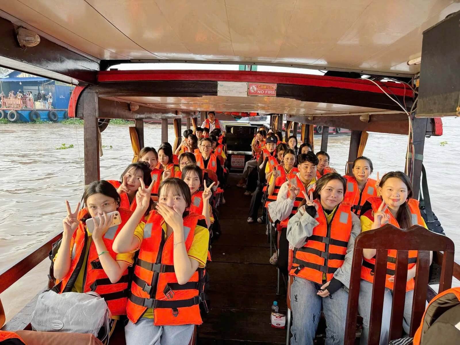 TÂN SINH VIÊN ĐẠI VIỆT CẦN THƠ “CHECK-IN” CHỢ NỔI CÁI RĂNG – HÀNH TRÌNH KHỞI ĐẦU ĐẦY HỨNG KHỞI!
