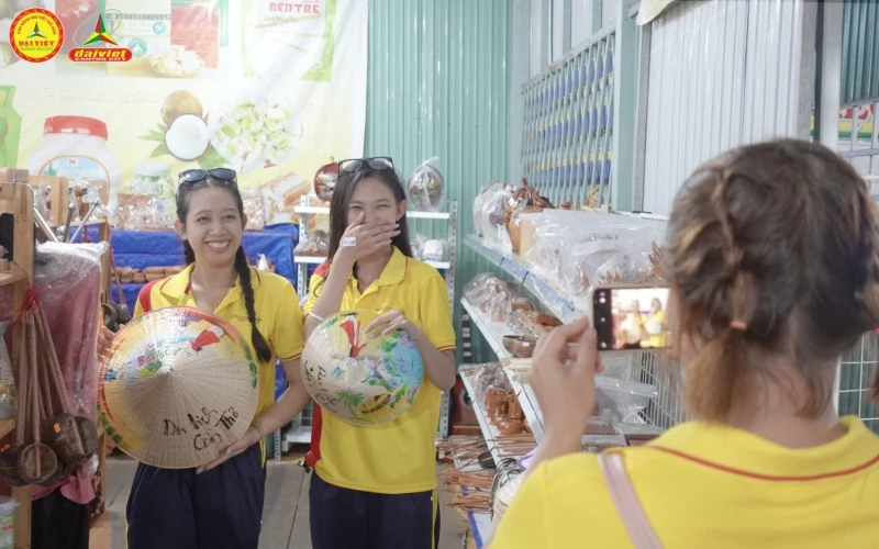 Trải Nghiệm Mini Tour Chợ Nổi Cái Răng Cùng Tân Sinh Viên Đại Việt Cần Thơ