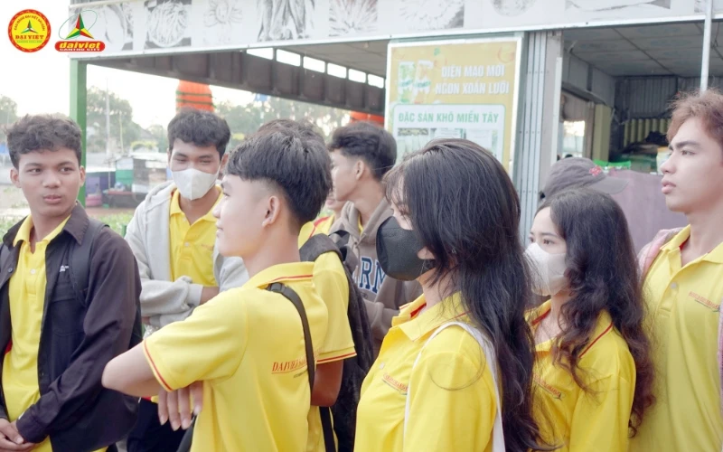 Trải Nghiệm Mini Tour Chợ Nổi Cái Răng Cùng Tân Sinh Viên Đại Việt Cần Thơ - Let's Go