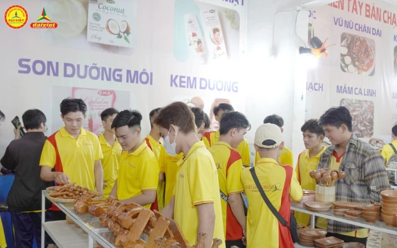 Trải Nghiệm Mini Tour Chợ Nổi Cái Răng Cùng Tân Sinh Viên Đại Việt Cần Thơ - Let's Go