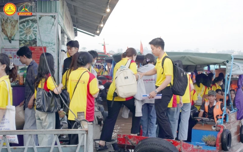 Trải Nghiệm Mini Tour Chợ Nổi Cái Răng Cùng Tân Sinh Viên Đại Việt Cần Thơ - Let's Go
