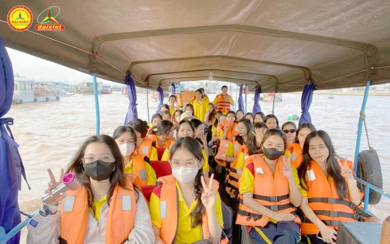 Trải Nghiệm Mini Tour Chợ Nổi Cái Răng Cùng Tân Sinh Viên Đại Việt Cần Thơ - Let's Go