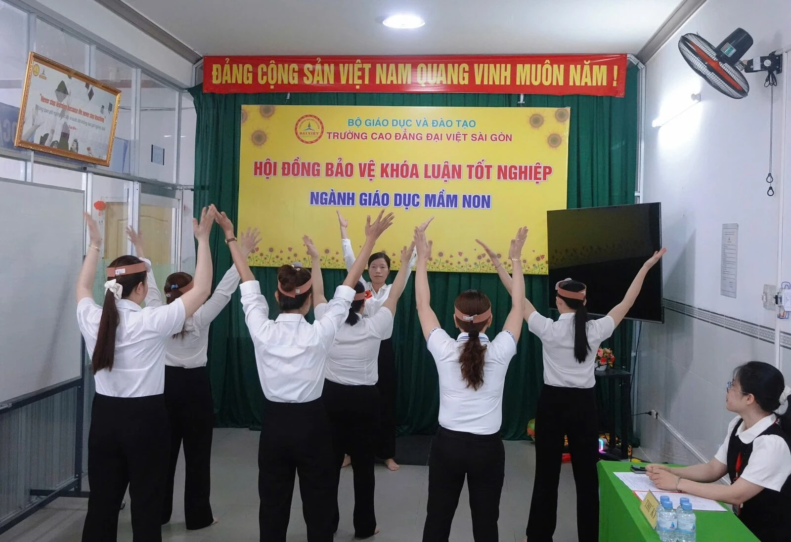 KHOÁ LUẬN TỐT NGHIỆP BƯỚC NGOẶT CỦA SINH VIÊN NGÀNH GIÁO DỤC MẦM NON TẠI ĐẠI VIỆT CẦN THƠ