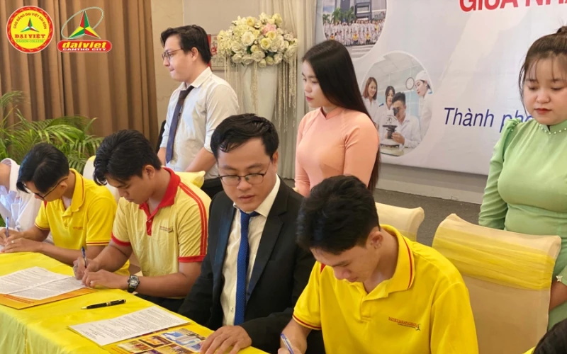 Chương Trình Ký Hợp Đồng Cam Kết Và Giới Thiệu Việc Làm Với Sinh Viên Khóa 2023