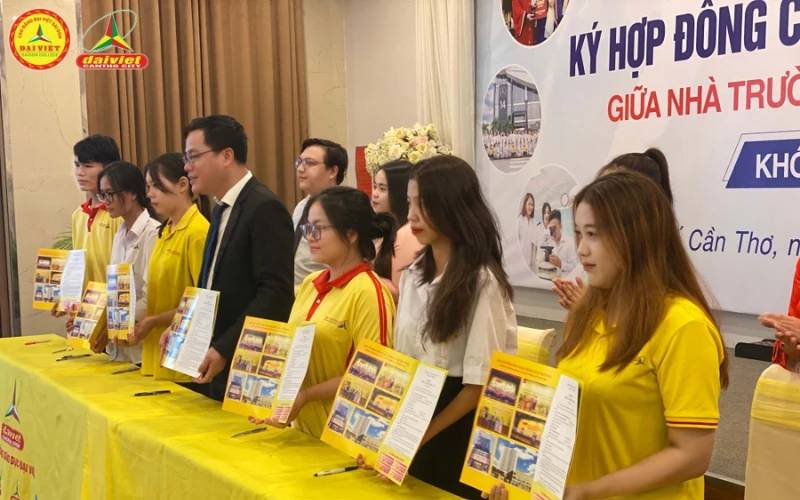 Chương Trình Ký Hợp Đồng Cam Kết Và Giới Thiệu Việc Làm Với Sinh Viên Khóa 2023