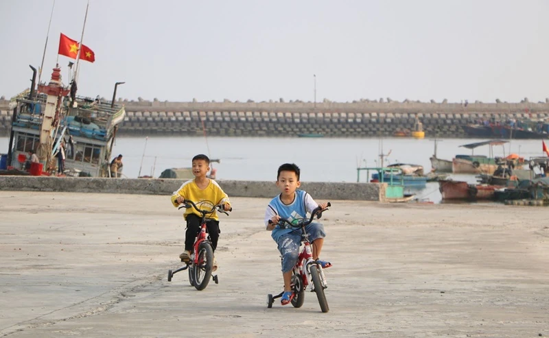 Trẻ em vui chơi trên quảng trường huyện Bạch Long Vỹ